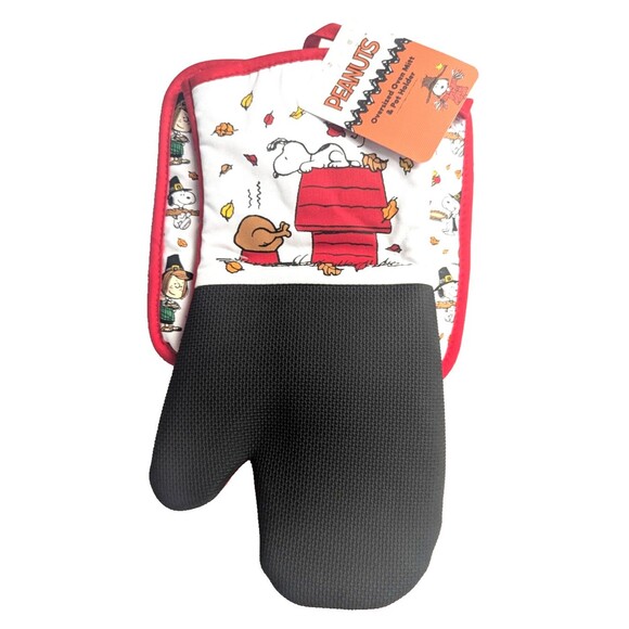 Peanuts Snoopy and Friends Oven Mitt Potholder Thanksgiving Pilgrims Gift NEW - Picture 1 of 3